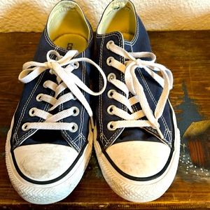 Converse, almost new, needs cleaning